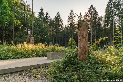 Gemeinde Mühldorfer_Hart Landkreis Mühldorf Massengrab (Dirschl Johann) Deutschland MÜ